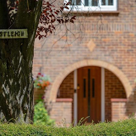 Westleigh Hotel Ashtead Buitenkant foto
