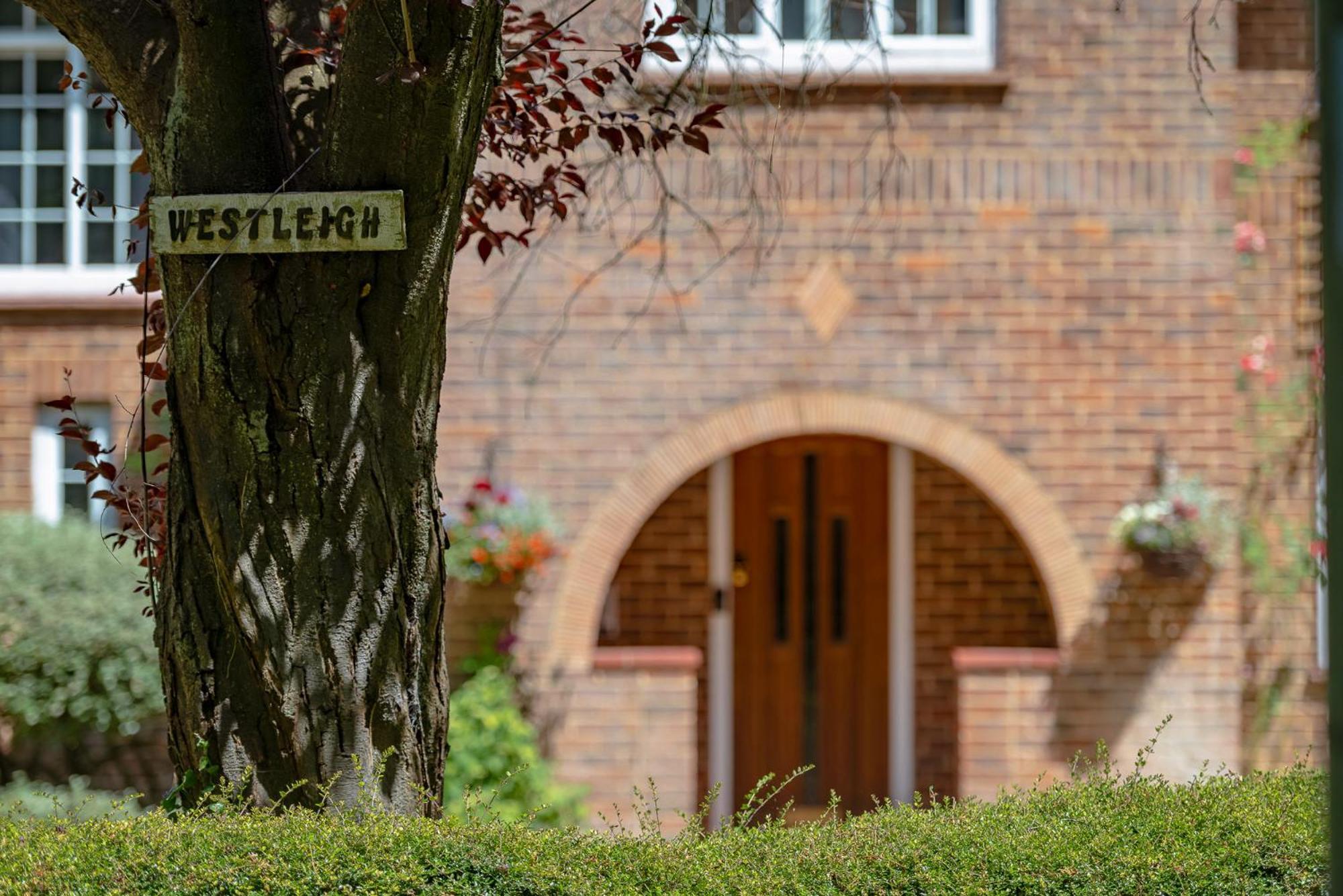 Westleigh Hotel Ashtead Buitenkant foto